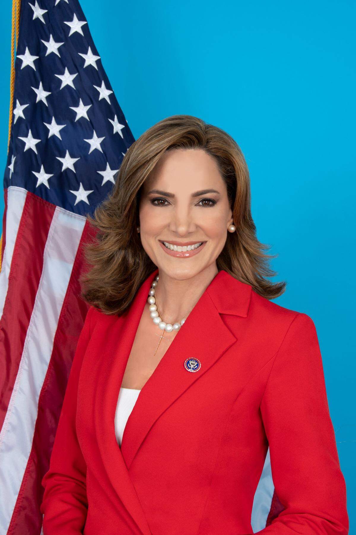 María Elvira Salazar (R-FL) junto a los representantes Morgan McGarvey (D-KY) y Debbie Wasserman Schultz (D-FL) pidió al DHS conceder un parole a los cubanos.