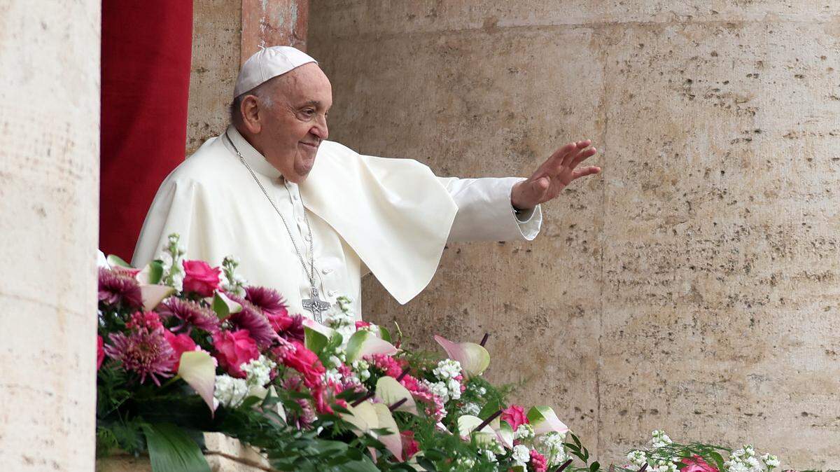 El papa Francisco bendice a las miles de personas que se reunieron en la logia central de la basílica de San Pedro para la tradicional bendición urbi et orbi del Domingo de Resurrección, el 31 de marzo de 2024.