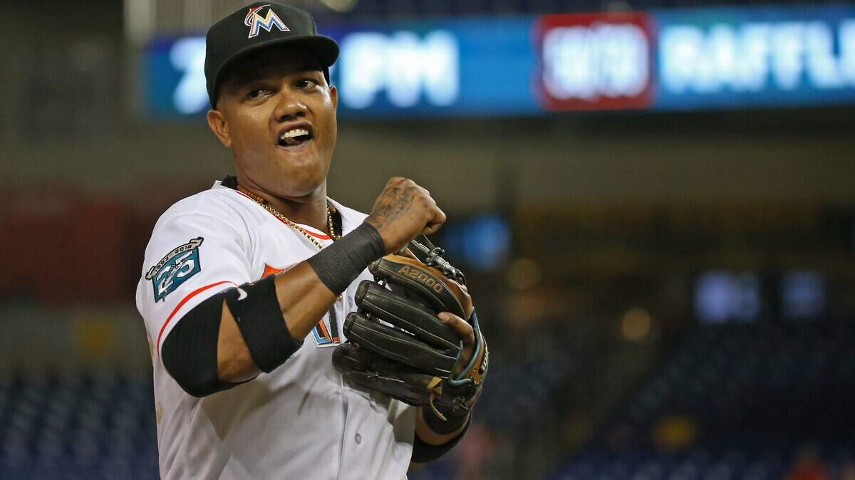 STARLIN CASTRO corre hacia el dugout en la tercera entrada de un juego contra los Cardenales el 8 de agosto del 2018.