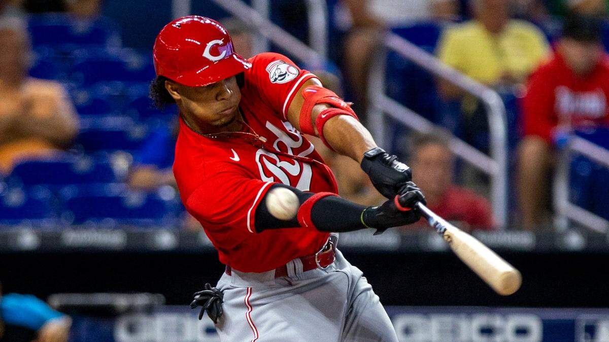 El torpedero de los Rojos de Cincinnati José Barrero batea en el segundo inning del partido ante los Marlins, celebrado el 3 de agosto de 2022 en Miami.