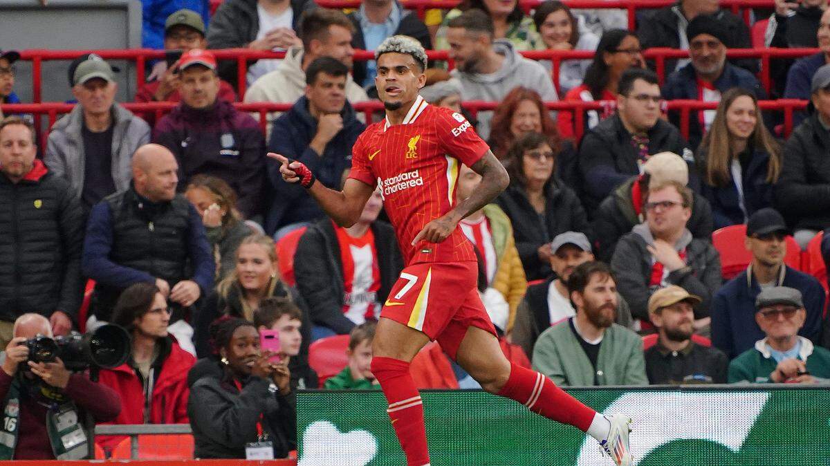 El delantero del Liverpool Luis Díaz celebra tras anotar un gol en el partido ante Brentford, celebrado el 25 de agosto de 2024 en Anfield, Liverpool.