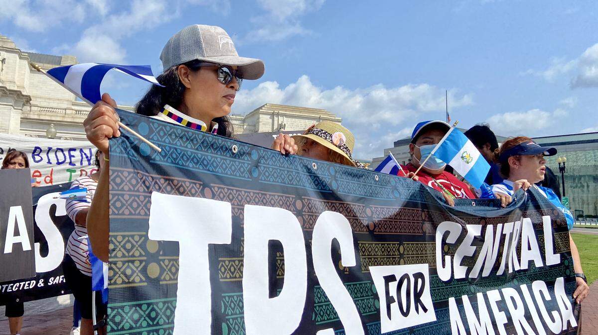 Varias personas sostienen una pancarta durante una protesta para exigir el Estatus de Protección Temporal (TPS, por sus siglas en inglés) para inmigrantes de Guatemala, Honduras, Nicaragua y El Salvador, el 15 de septiembre de 2022, en Washington D.C. La pancarta dice “TPS para Centroamérica”.