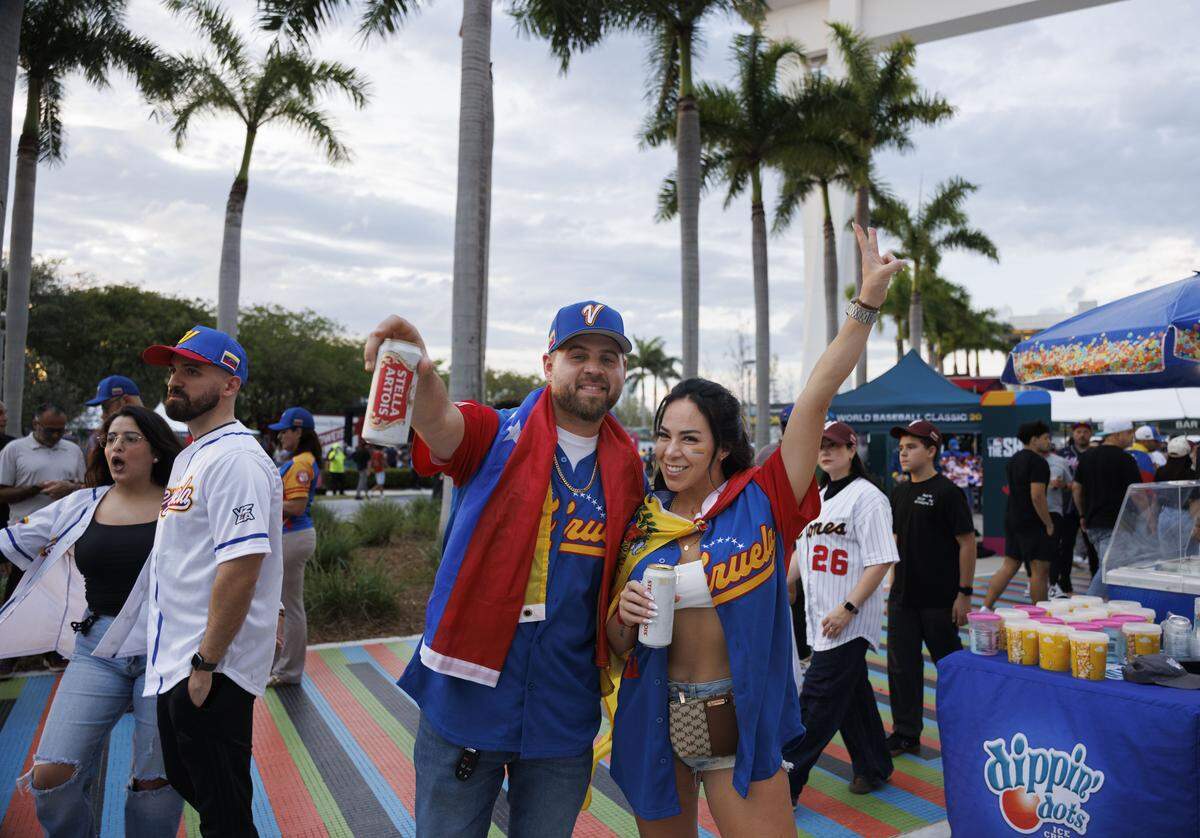 Aficionados de Venezuela comparten antes del partido de su selección ante Italia en la semifinal del Clásico Mundial de Béisbol, el 16 de marzo de 2026 en el loanDepot Park en Miami, Florida.