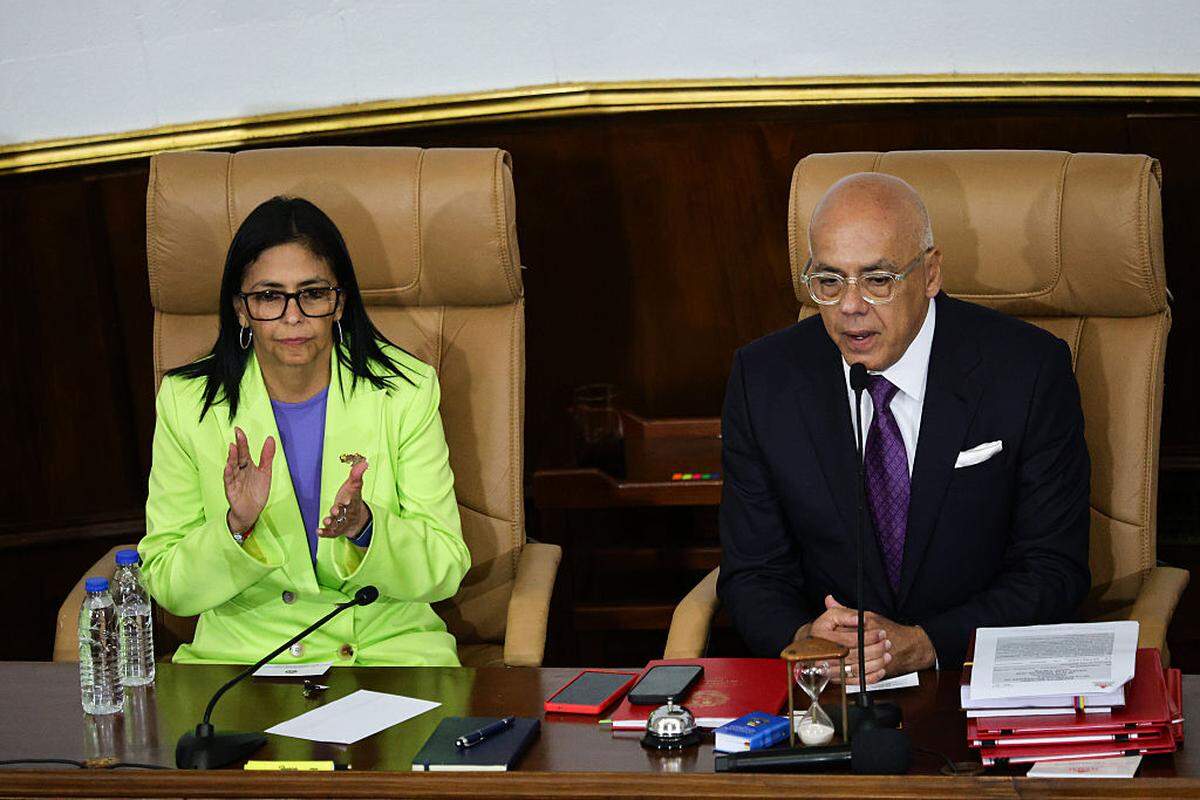 La presidenta interina Delcy Rodríguez, y el presidente de la Asamblea Nacional, Jorge Rodríguez, presiden una sesión del parlamento el jueves 15 de enero de 2026, en Caracas, Venezuela.