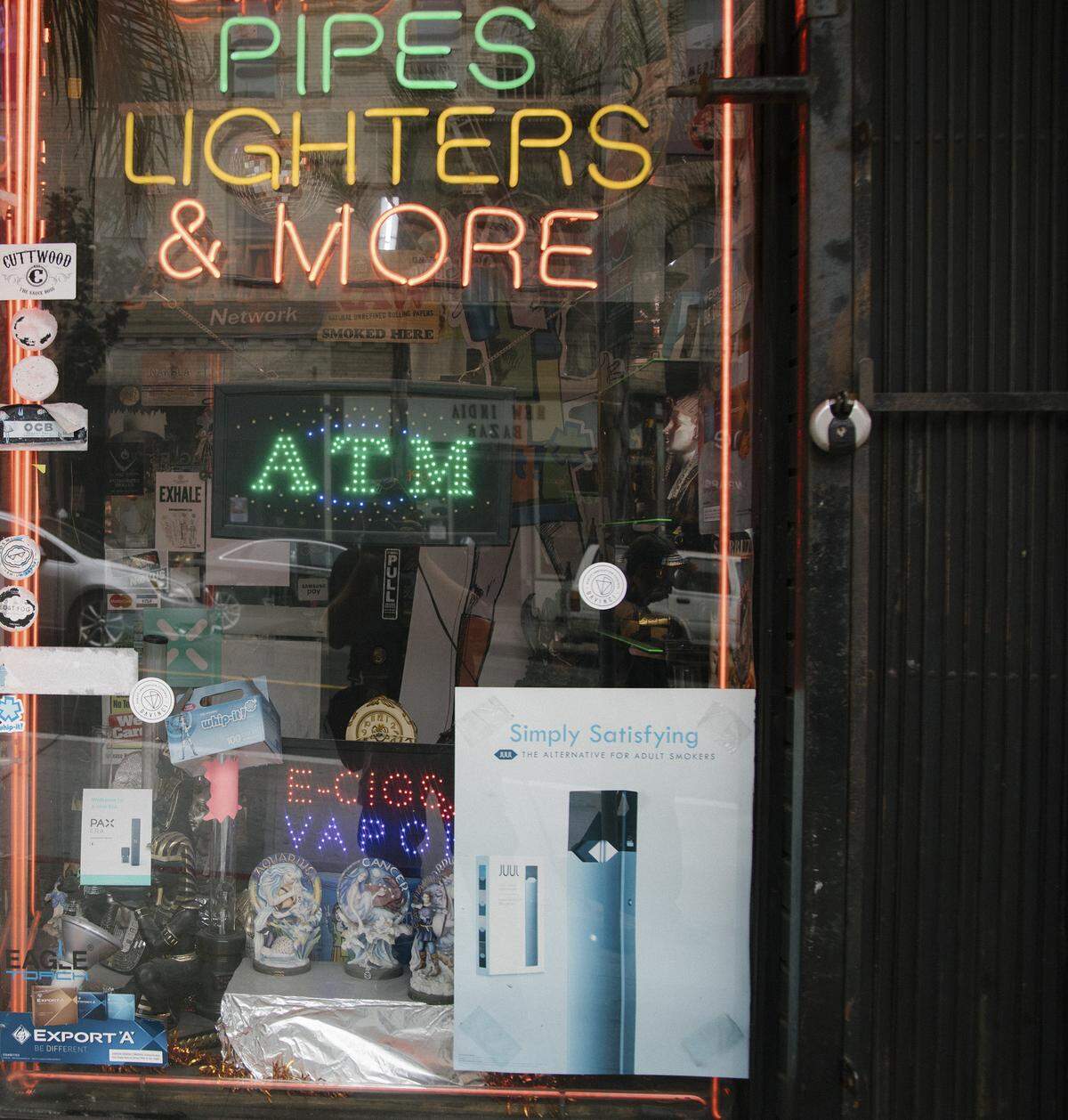 Anuncio de Juul en la vitrina de una tienda en San Francisco.