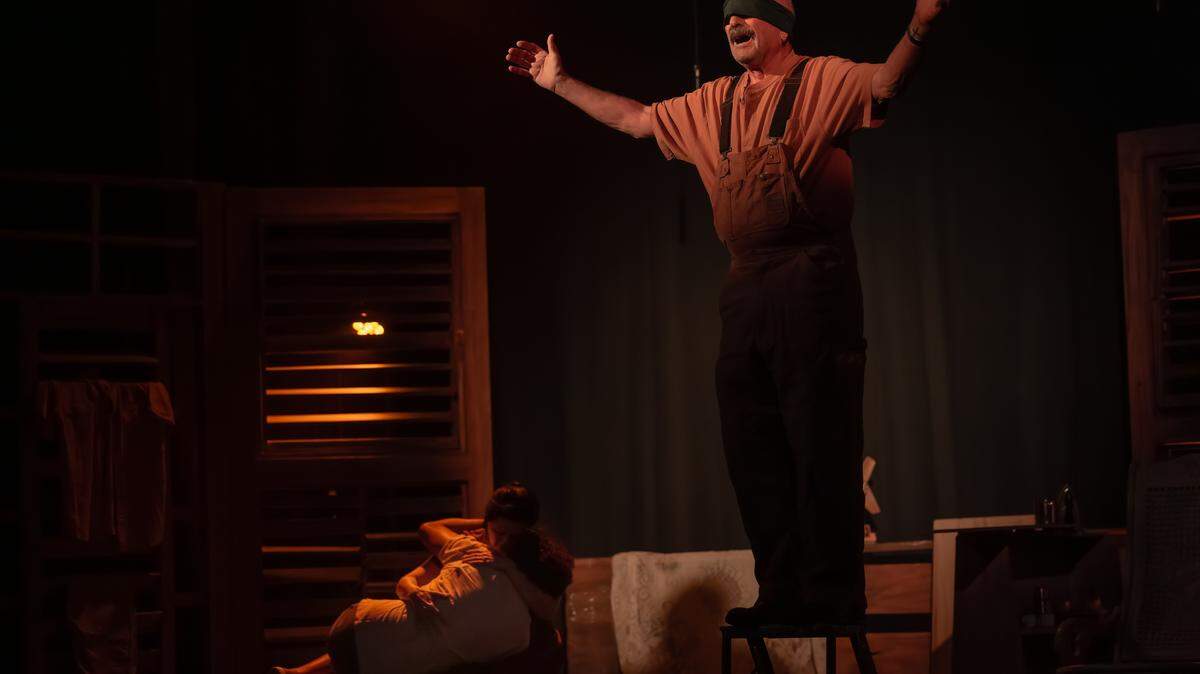 El estremecedor Celestino de Gilberto Reyes en una escena de “Manteca”, la obra de Alberto Pedro que estuvo presentándose en el Teatro Tower, de La Pequeña Habana. 