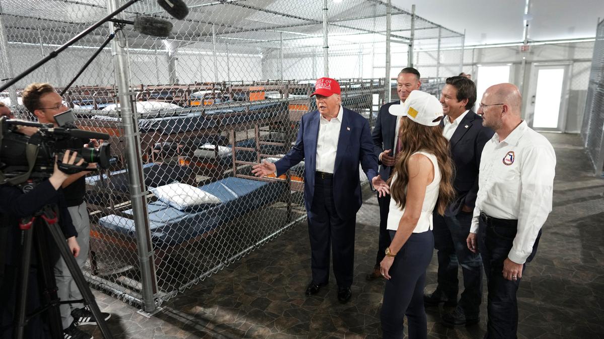 EL PRESIDENTE Donald Trump visitando a Alligator Alcatraz con con la secretaria de Seguridad Nacional, Kristi Noem, en primer plano, y el gobernador de Florida, Ron DeSantis. 