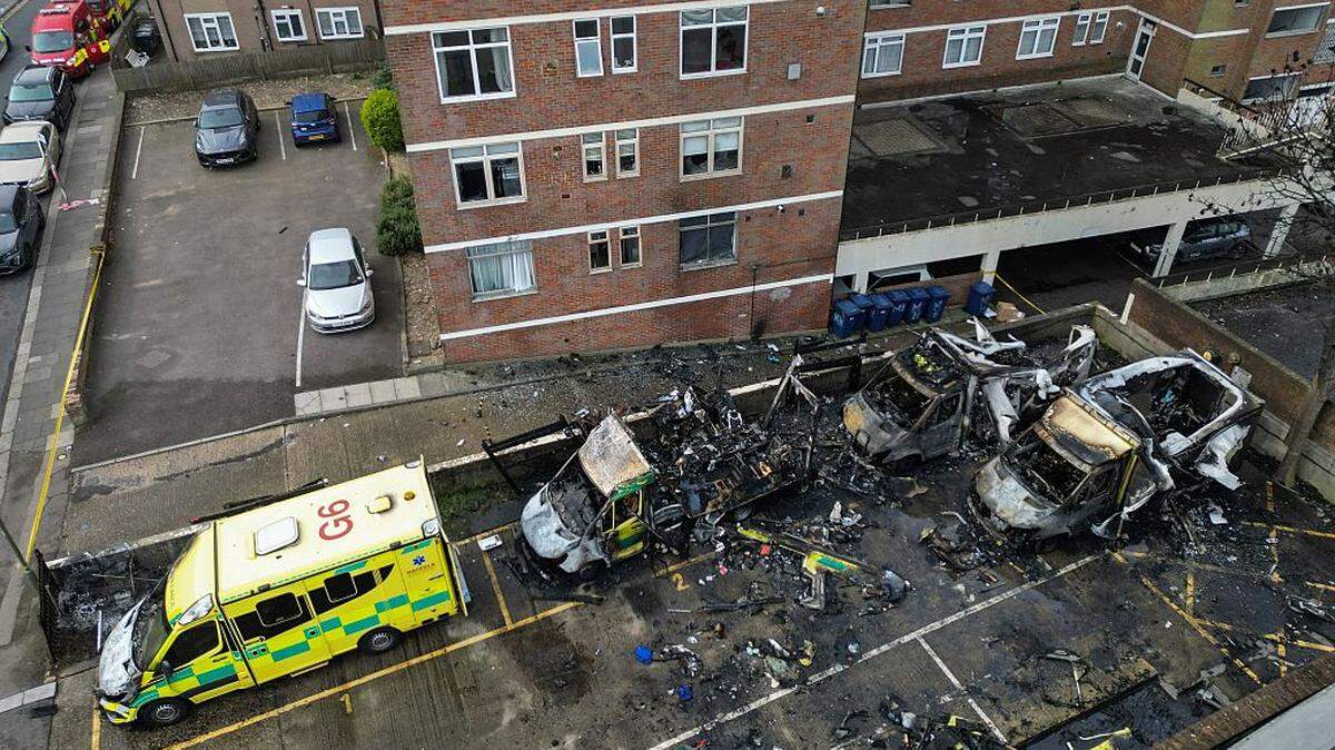 Esta imagen aérea muestra ambulancias calcinadas en una zona de estacionamiento a lo largo de una calle en el barrio de Golders Green, en el norte de Londres, el lunes 23 de marzo de 2026, después de que las ambulancias voluntarias gestionadas por una organización judía fueran incendiadas durante la noche.