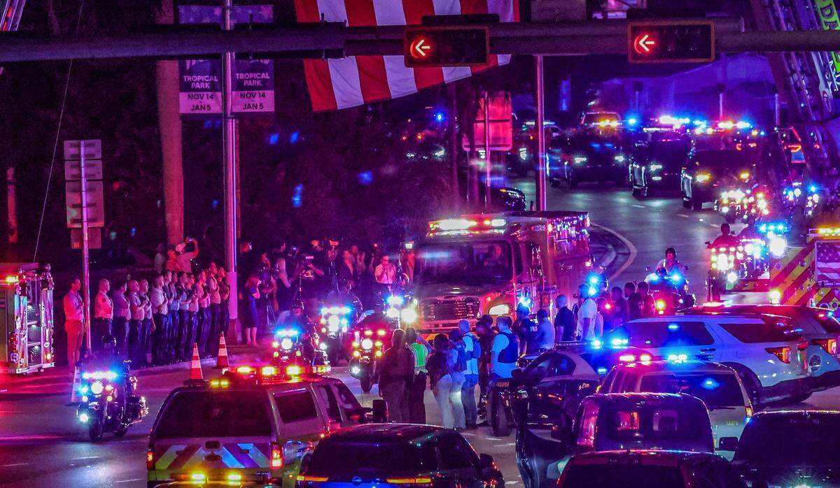 Agentes de varios departamentos de policía y bomberos de Miami-Dade rindieron homenaje frente al Hospital HCA Florida Kendall mientras el cuerpo sin vida del agente Devin Jaramillo era trasladado el viernes 7 de noviembre de 2025.