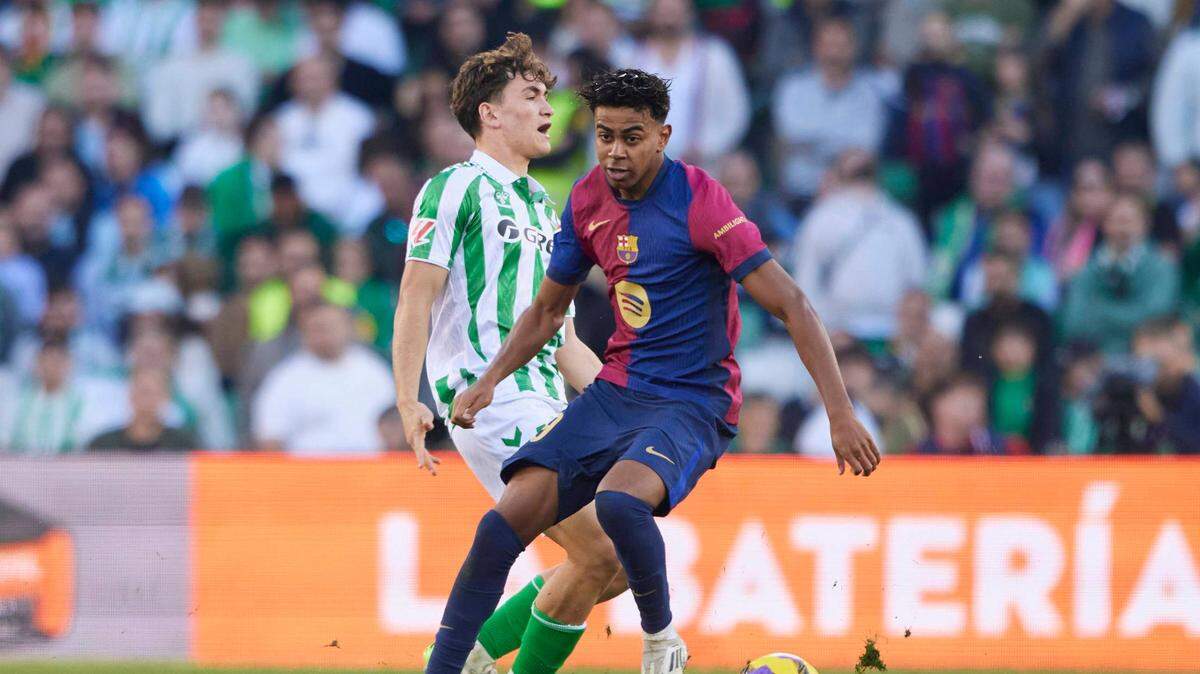 El Barcelona (1º) rescató un empate 2-2 ante un ambicioso Betis, gracias su arquero Iñaki Peña y a la magia de Lamine Yamal, este sábado en la 16ª jornada de liga española.