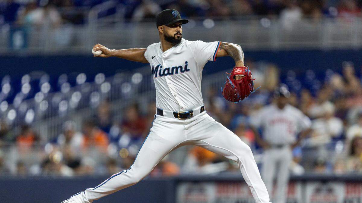 El abridor de los Marlins Sandy Alcántara lanza en el primer inning del partido ante los Astros de Houston, celebrado el 4 de agosto de 2025 en Miami.
