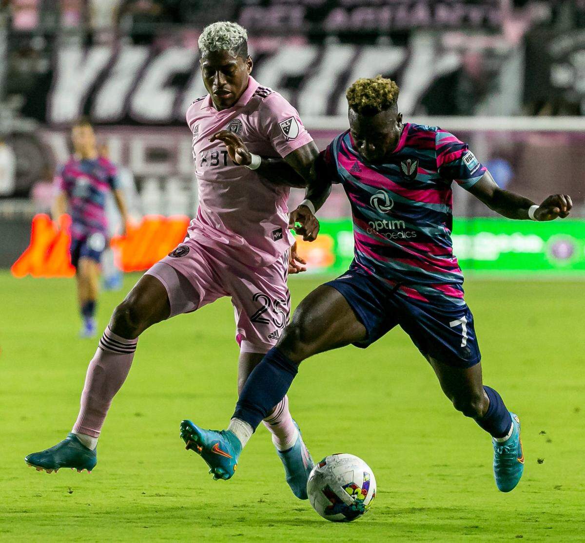 El jugador del Inter Miami Emerson Rodríguez (izq.) lucha por la pelota con Kingsford Adjei, del Tormenta, en el partido de la Copa de Estados Unidos, celebrado el 10 de mayo de 2022 en el DRV PNK Stadium en Fort Lauderdale, Florida.