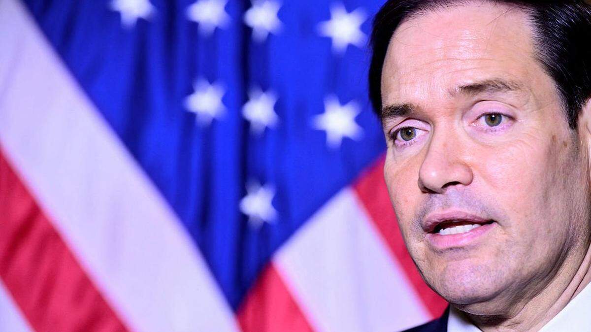 El secretario de Estado de EEUU, Marco Rubio, habla con la prensa en la Embajada de EEUU en Roma el 8 de mayo de 2026. Rubio, llamó este miércoles a los “cubanos de a pie” en la isla a construir una “nueva Cuba” propuesta por el presidente, Donald Trump, fuera del control de las élites militares y con una renovada relación con Washington.