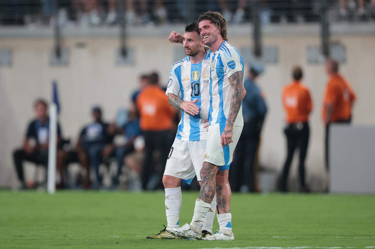  El delantero argentino Lionel Messi (izq.) celebra con el mediocampista Rodrigo De Paul durante el segundo tiempo del partido contra Canadá en la Copa América, celebrado el 9 de julio de 2024 en East Rutherford, Nueva Jersey.