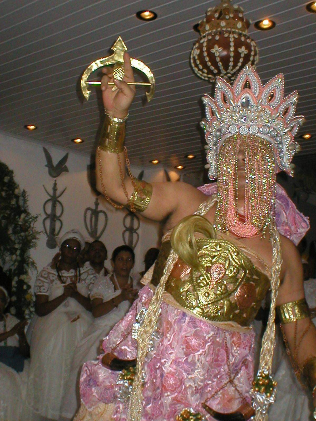 Una practicante vestida como el orixá Oba en Brasil; la posesión de seguidores por parte de los orixás es central en el Candomblé.