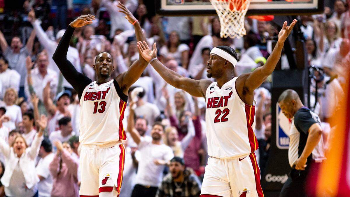 Los jugadores del Heat Jimmy Butler (der.) y Bam Adebayo reaccionan tras una jugada en el partido contra los Celtics de Boston, celebrado el 21 de mayo de 2023 en Miami.