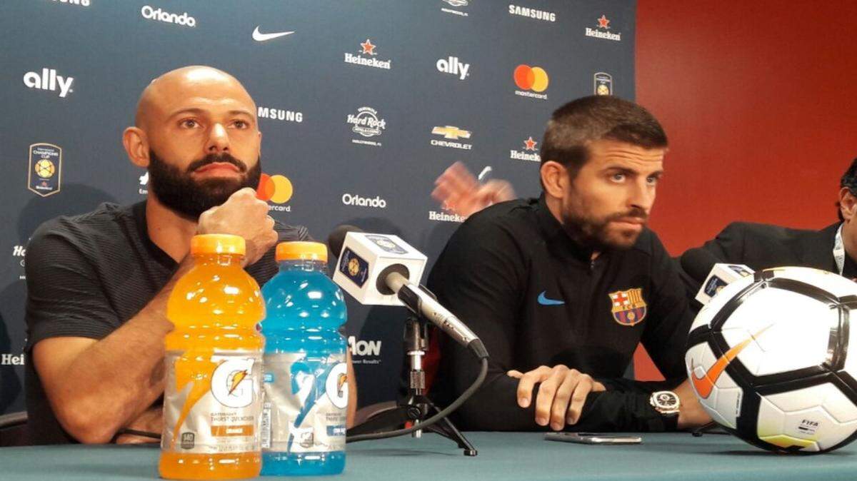 Los jugadores de Barcelona Javier Mascherano (izq.) y Gerard Piqué conversan con la prensa en Landover,  Maryland, a las afueras de Washington el 25 de julio del 2017. El equipo azulgrana disputará el miércoles un partido amistoso de pretemporada contra el Manchester United.