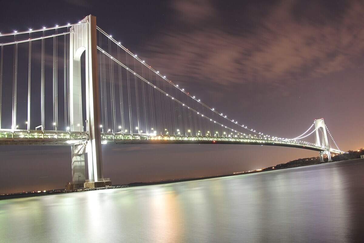 Las naves navegarán bajo el puente Verrazzano-Narrows, con un intervalo de seis minutos entre cada uno, y luego se dirigirán al puente George Washington en ruta a sus muelles en la ciudad.
