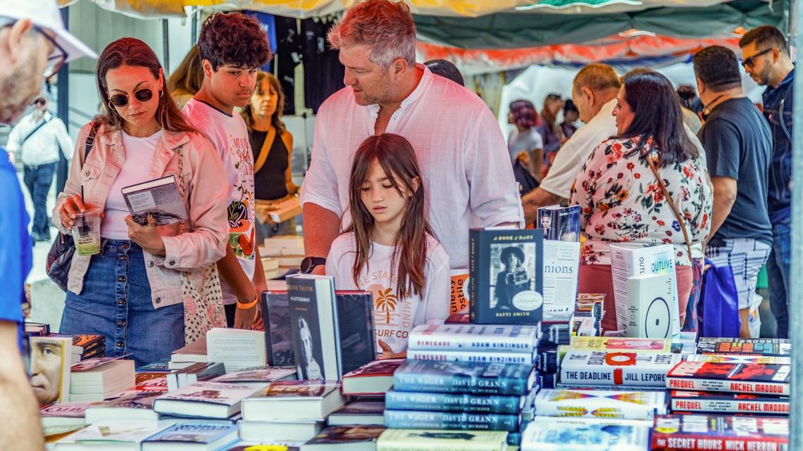 Los amantes de los libros y la lectura podrán disfrutar de cientos de nuevos títulos en los stands de la feria callejera de este año. En la imagen, pabellón de la librería Books and Books durante la celebración de la 40° edición de la Feria del Libro de Miami, el evento literario más importante del sur de la Florida, el sábado 18 de noviembre de 2023.