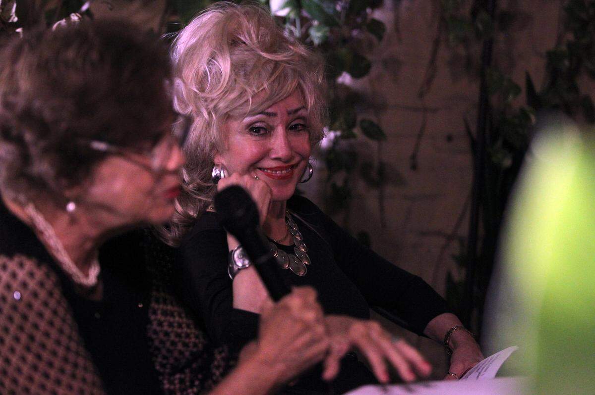 Rosa Leonor Whitmar( izq.) con Marta R. Martínez-Casado, en la presentación del libro “Los Martínez-Casado, una dinastía de artistas cubanos”, en el Café Demetrio, en el 2011.