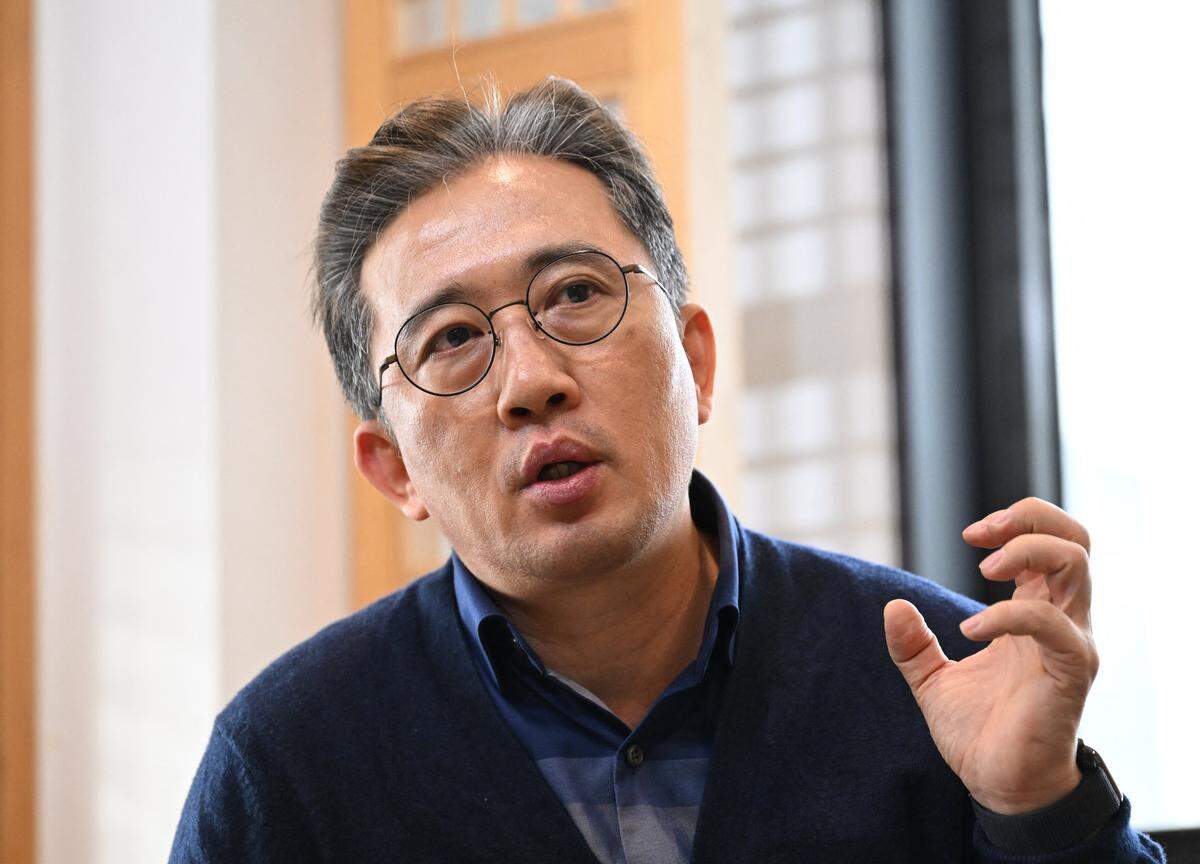 Esta imagen, tomada el 26 de enero de 2026, muestra a Lee Il-kyu, un exdiplomático norcoreano destinado en Cuba que desertó a Corea del Sur en noviembre de 2023, durante una entrevista con AFP en Seúl.