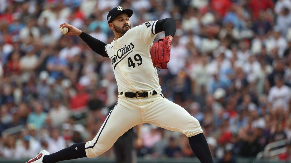 El venezolano Pablo López lanzó en 5.2 entradas, permitió cinco imparables y apenas una carrera en el triunfo de los Mellizos 3-1 ante los Azulejos de Toronto, en el partido celebrado el 3 de octubre de 2023 en Minneápolis, Minnesota.