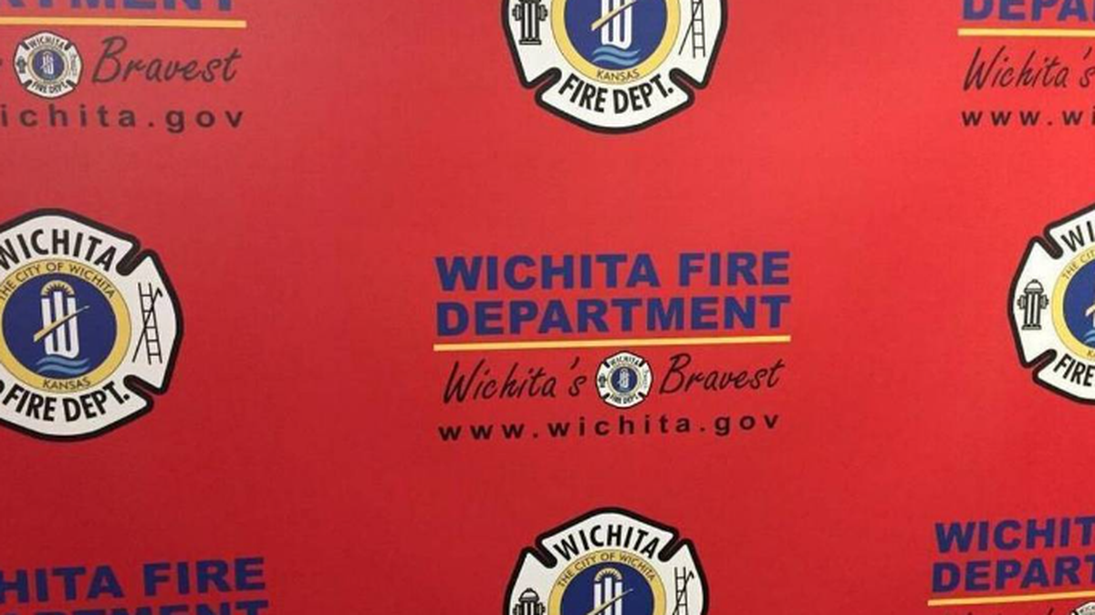 Un supervisor blanco del Departamento de Bomberos de Wichita que difundió una foto de él portando un suéter con la imagen de un hombre negro desnudo fue suspendido tres días sin sueldo, una de las sanciones más severas hasta ahora por compartir mensajes de texto racistas, homofóbicos y sexistas con los miembros del equipo SWAT de la ciudad.