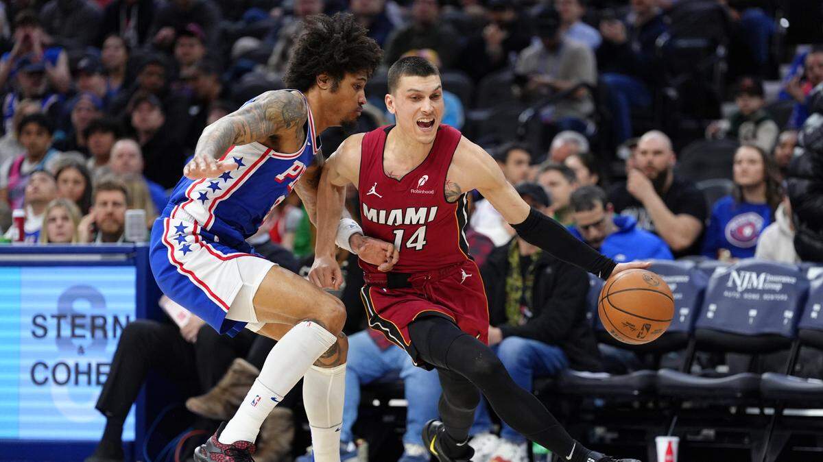 El jugador del Heat de Miami Tyler Herro (14) conduce el balón ante la marca de Kelly Oubre Jr., de los 76ers, en el partido celebrado el 5 de febrero de 2025 en el Wells Fargo Center de Filadelfia.