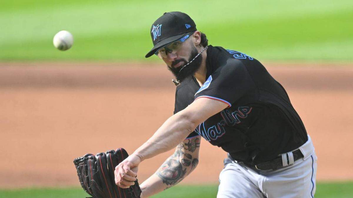 Devin Smeltzer (38) realiza un lanzamiento en la primera entrada contra los Guardianes de Cleveland en Progressive Field.