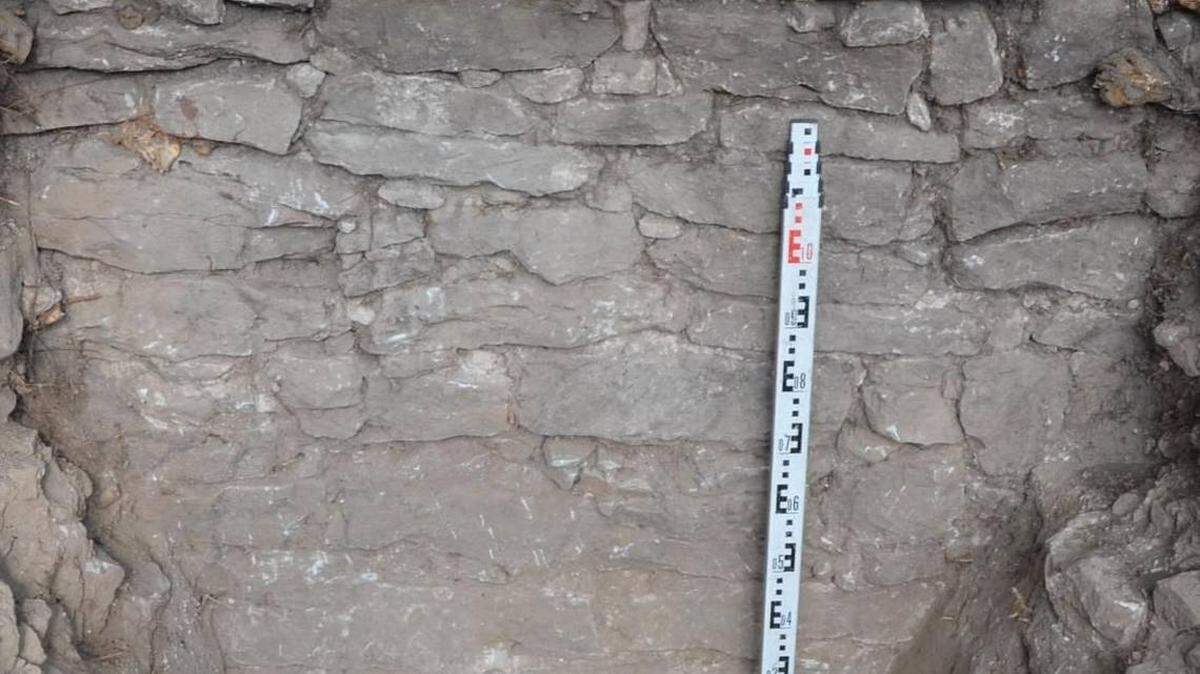 Parte del muro de argamasa que se encontró.