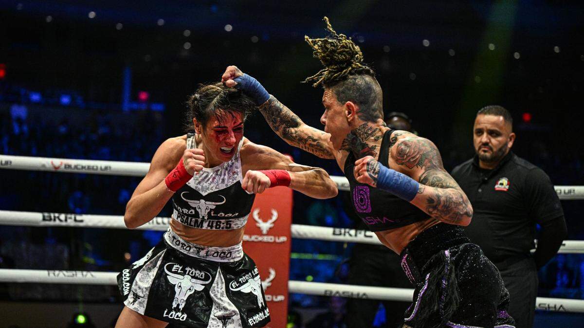 La experiencia y la fuerza de la reina Christine Ferea (der.) resultaron demasiado para Christine Vicens, quien no pudo escalar a lo más alto de las 125 libras en la velada de BKFC que tuvo lugar el sábado en el Hard Rock Live en Fort Lauderdale.