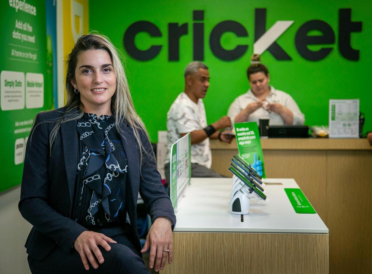 Yarenmis Santos no tenía ni internet en el teléfono a su llegada de Cuba en el 2015 y hoy es la dueña de una tienda de telefonía móvil de Cricket Wireless en Doral.