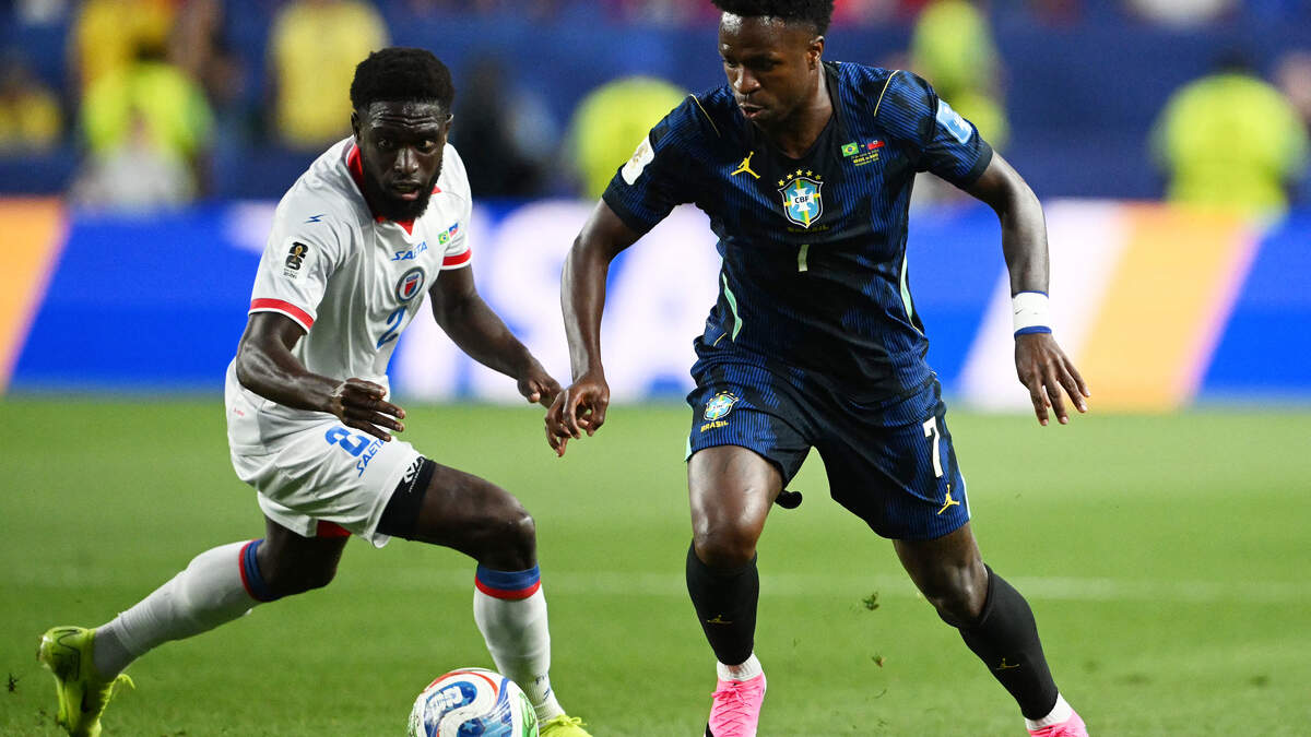 El delantero de Brasil, Vinicius Junior (n.º 7), trata de regatear el defensa de Haití, Carlens Arcus (n.º 2) durante el partido de fútbol del Grupo C de la Copa Mundial de 2026 entre Brasil y Haití en el estadio de Filadelfia, el 19 de junio de 2026.