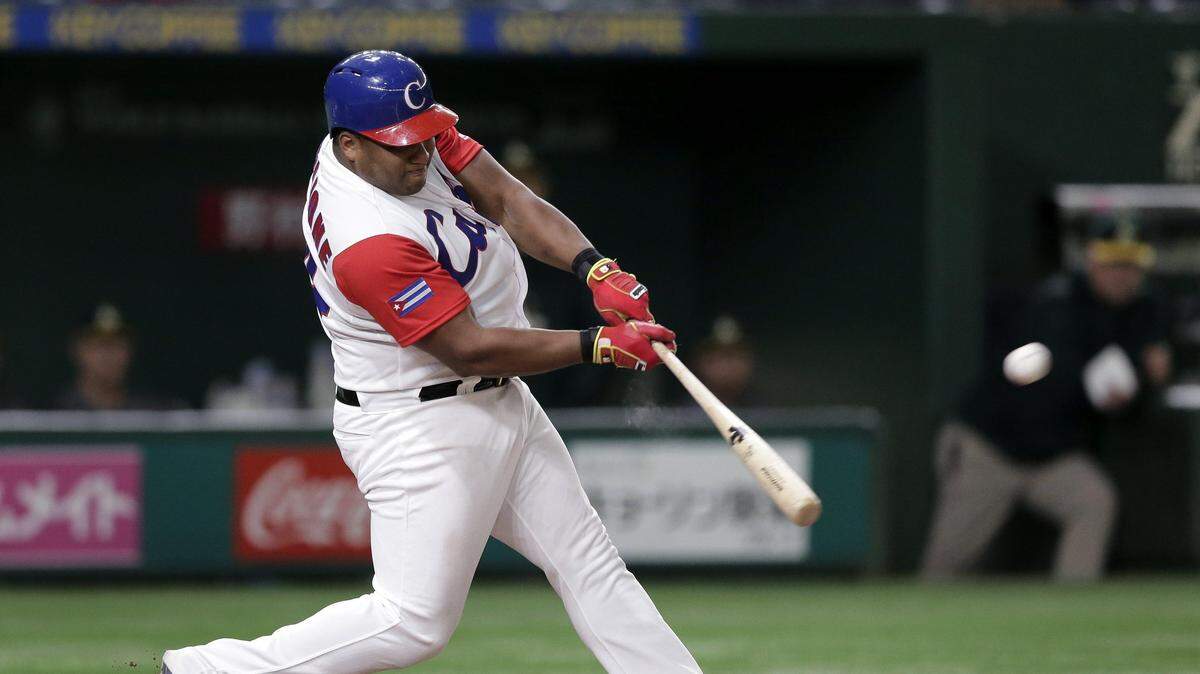 Alfredo Despaigne batea un jonrón con bases llenas contra Australia en la quinta entrada en un partido del Clásico Mundial de béisbol disputado en Japón, el 10 de marzo de 2017.