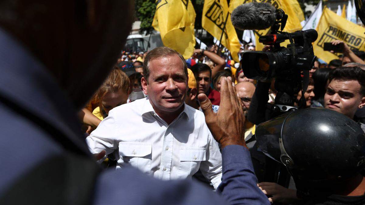 El diputado opositor Juan Pablo Guanipa durante una protesta por fallas en los servicios de electricidad, agua y comunicaciones, el 24 de octubre de 2019 en Caracas, Venezuela. 