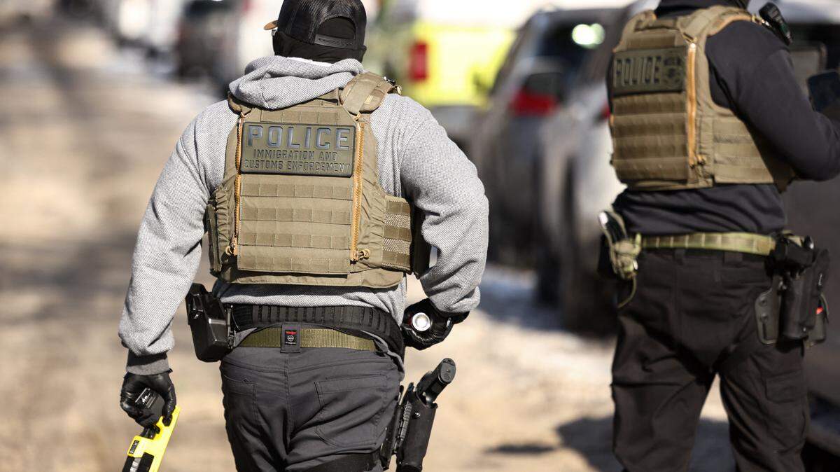 Agentes federales son vistos durante una redada antiinmigración en Minneapolis, Minnesota, el 3 de febrero de 2026.