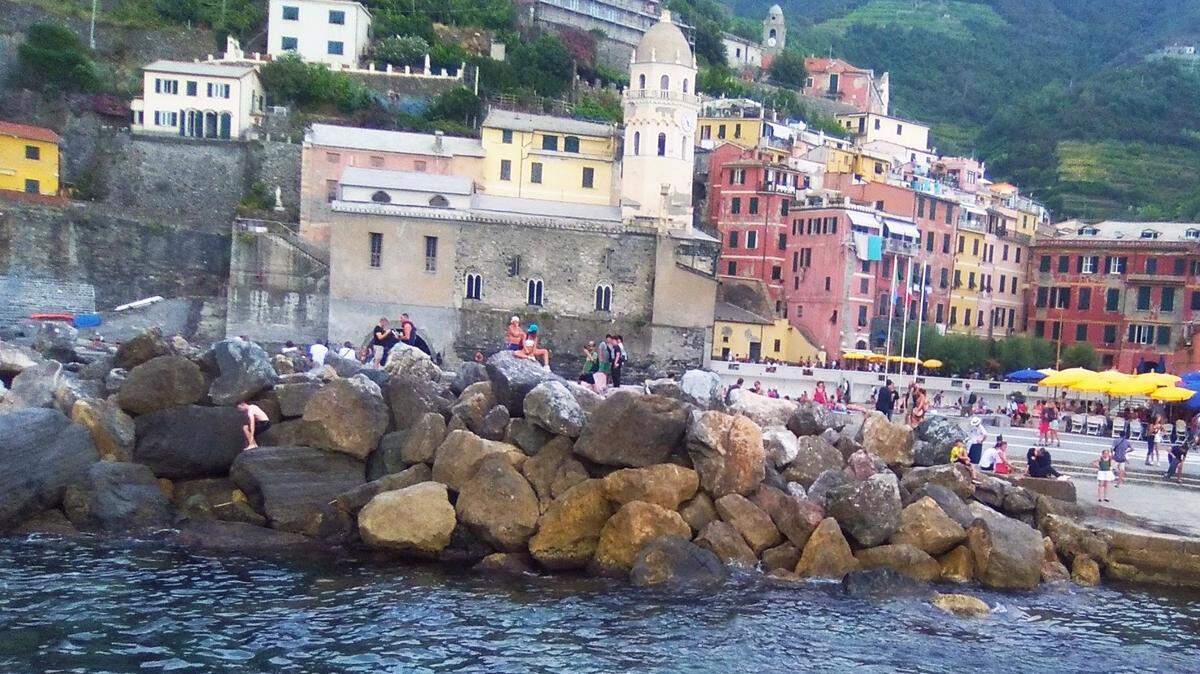 Manarola es la estampa más fotografiada de Cinque Terre, un pueblo que parece desbordarse sobre el Mediterráneo. Región de Liguria. Italia.