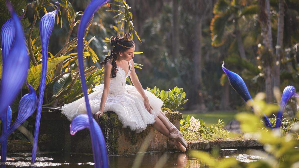 Katia Carranza en imagen promocional para “Swan Lake” de Alexei Ratmansky tomada en Fairchild Tropical Botanic Gardens.
