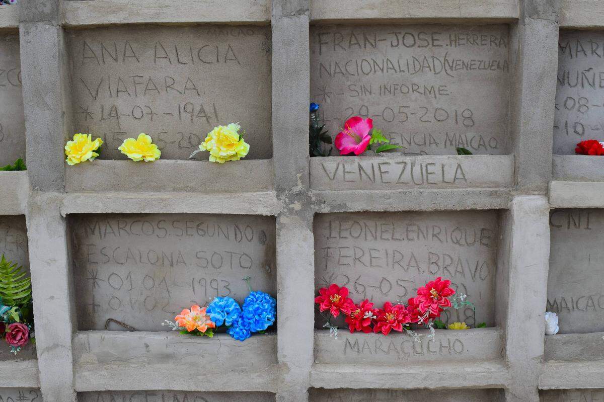 Aquí descansan numerosos venezolanos en el norte de Colombia. En medio de la crisis migratoria de venezolanos que huyen de su país, Sonia Bermúdez entierra gratis a los venezolanos desamparados que fallecen en Venezuela, que de otra manera serían colocados en fosas comunes.