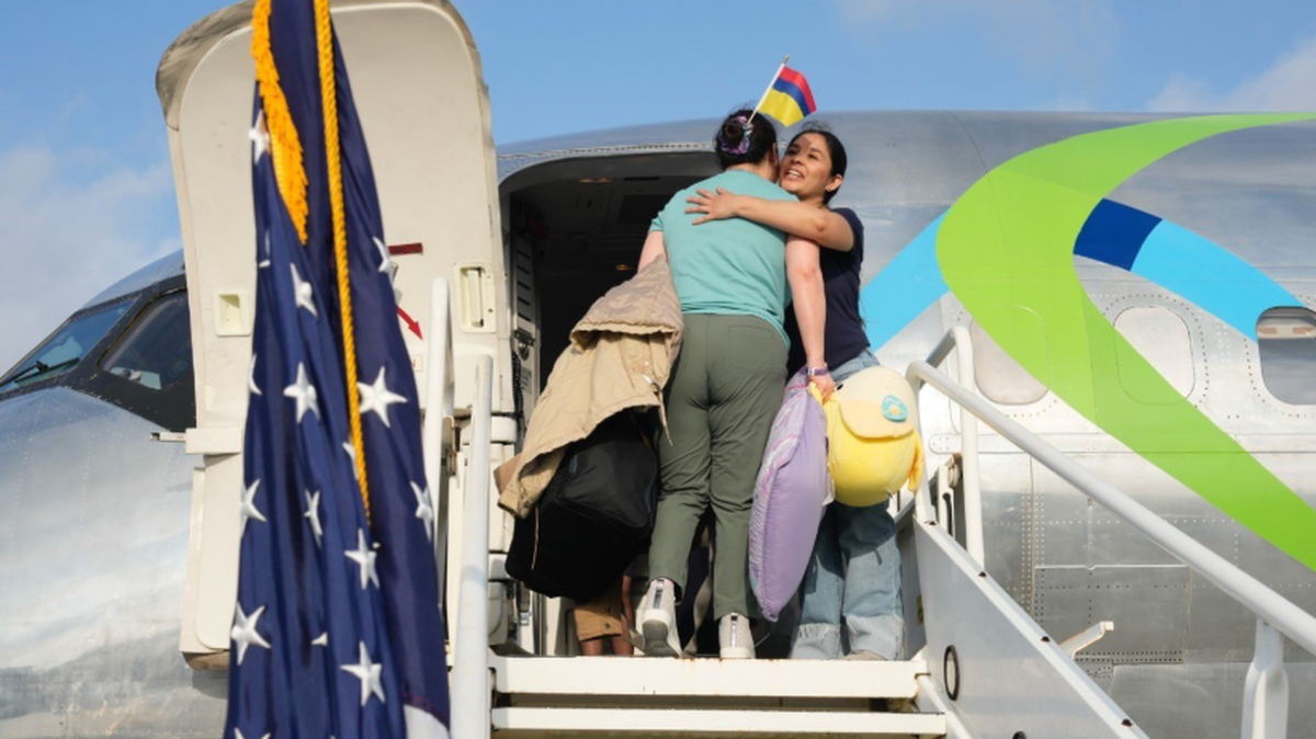 El primer vuelo con migrantes que se “autodeportan” partió de Texas (sur) a Honduras y Colombia con 64 personas a bordo, informó este lunes el Departamento de Seguridad Interior (DHS).