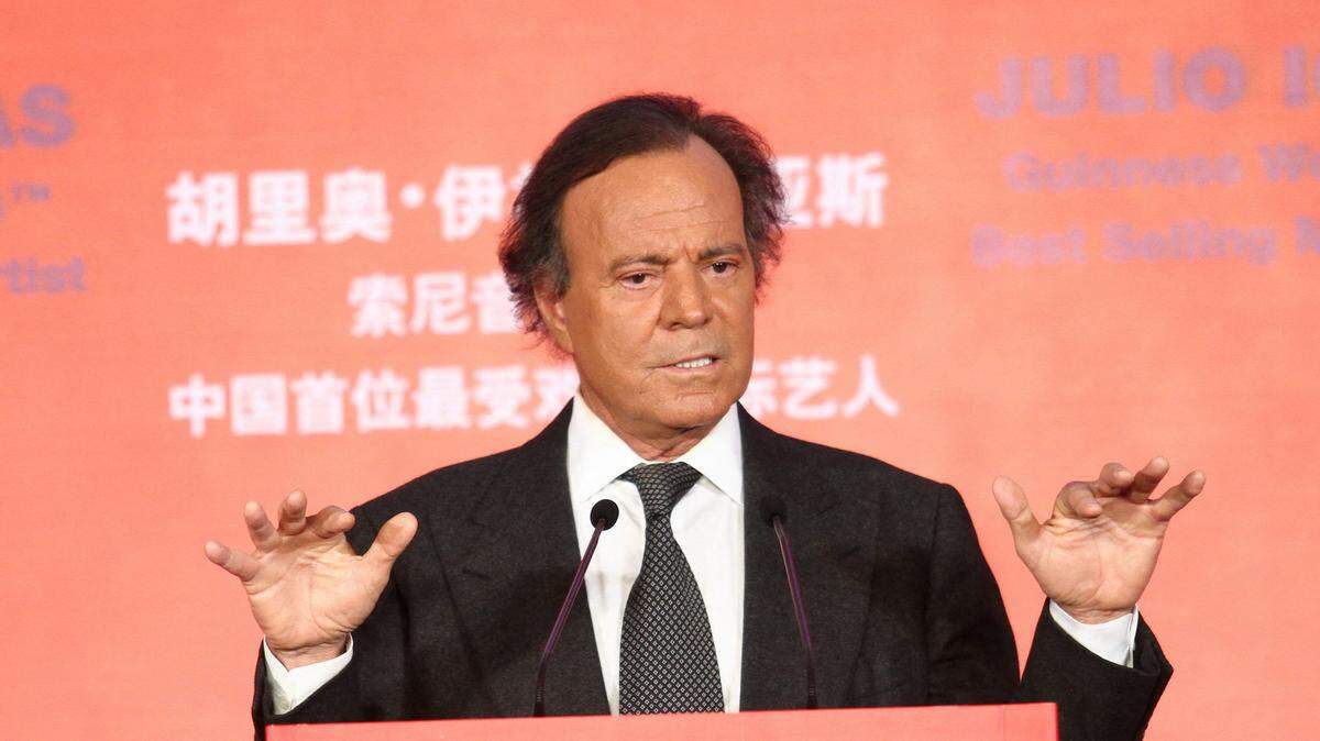 El cantautor español Julio Iglesias habla tras recibir un Récord Guinness como el artista latino masculino más vendedor del mundo durante una conferencia de prensa en Pekín, China, el 1 de abril de 2013.