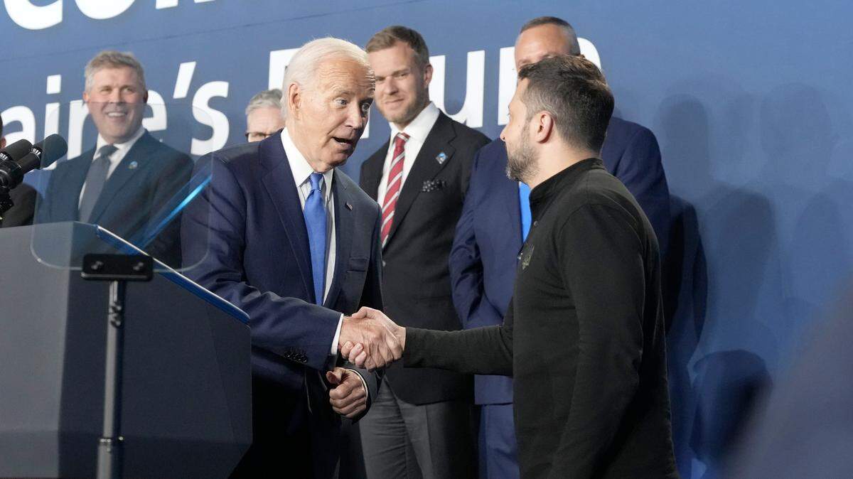 Foto de archivo. El presidente ucraniano, Volodimir Zelenski (der.), afirmó que llegó el domingo a Estados Unidos para presentar a su homólogo estadounidense Joe Biden los detalles de su “plan de la victoria” para terminar la invasión rusa.