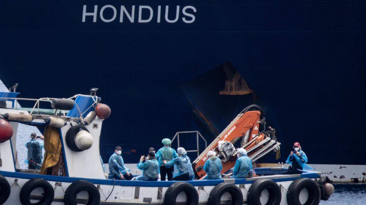 Pasajeros son evacuados en una pequeña embarcación desde el MV Hondius en el puerto de Granadilla el 10 de mayo de 2026 en Tenerife, parte de las Islas Canarias, España.