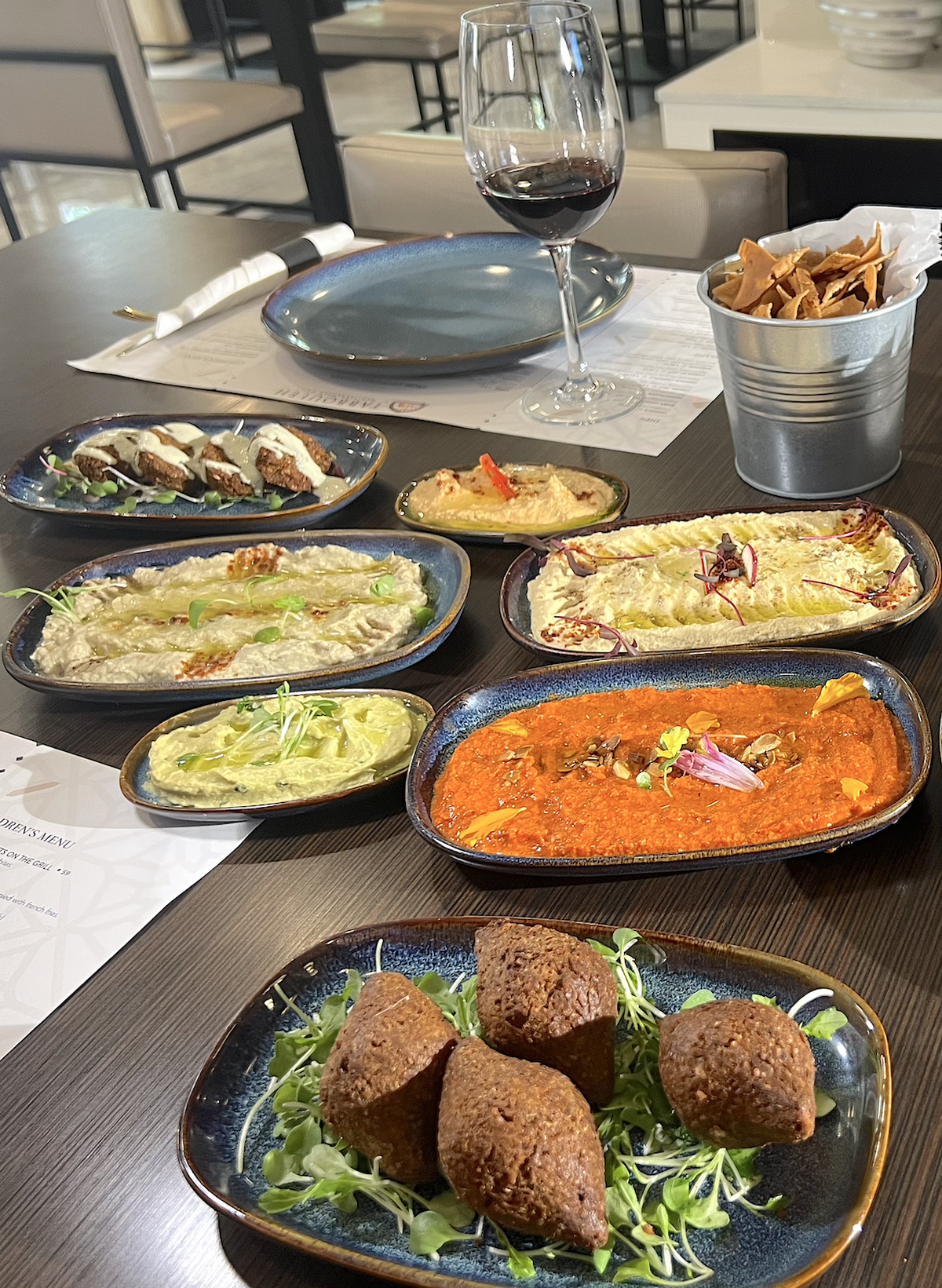El restaurante Tabbouleh Grill en el Doral sirve varios platos pequeños para compartir.
