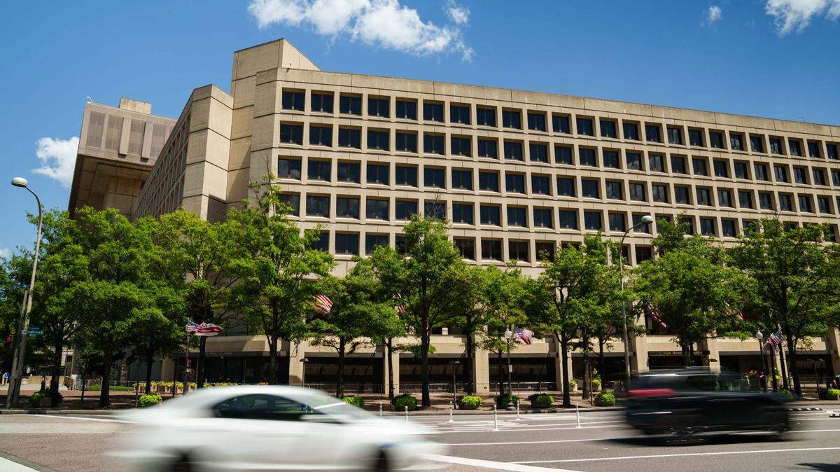 Automovilistas pasan frente a la sede del FBI ubicada en el edificio J. Edgar Hoover en Washington DC, visible el viernes 12 de agosto de 2022. 