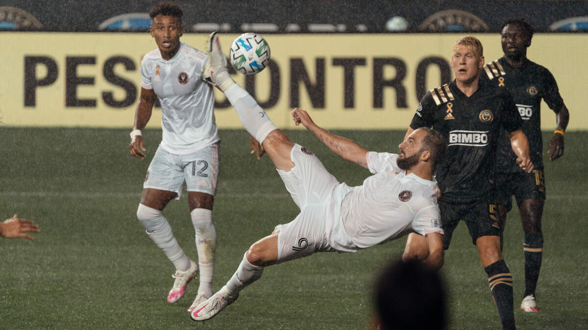 El delantero del Inter Miami Gonzalo Higuaín tira un chilena en el partido ante el Philadelphia Union el pasado domingo 27 de septiembre en el Subaru Park en Chester, Pennsylvania.