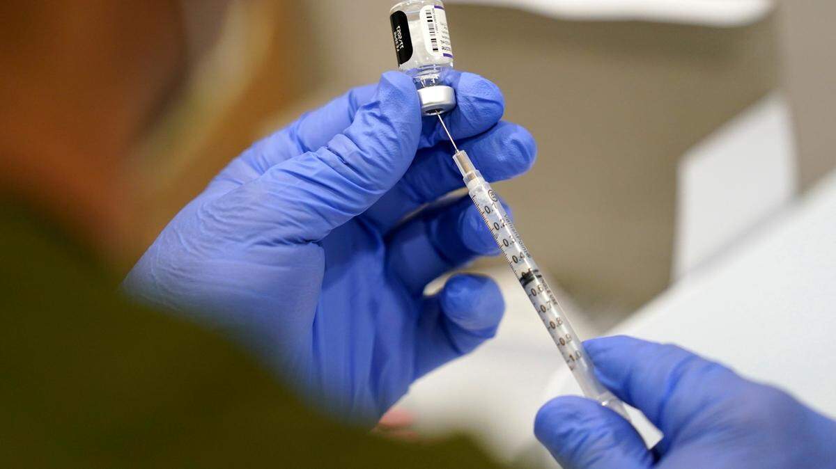 El COVID puede causar una respuesta inflamatoria exagerada que afecta el páncreas y la secreción de insulina, lo que puede contribuir a la hiperglucemia. De ahí la importancia de vacunarse contra el COVID si es diabético.