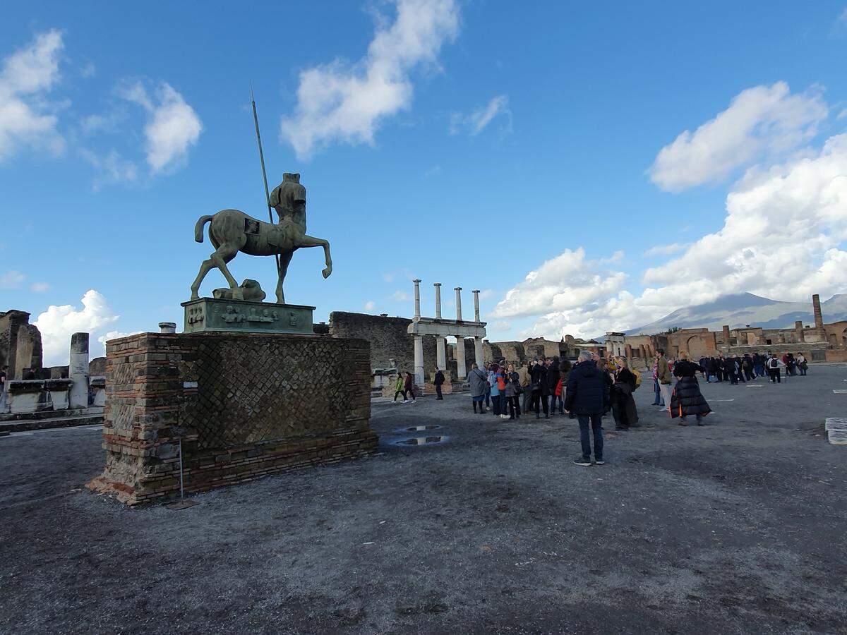 El foro de Pompeya, de la época romana, quedó sepultado por la erupción del Vesubio del 79 y fue redescubierto tras las excavaciones arqueológicas.