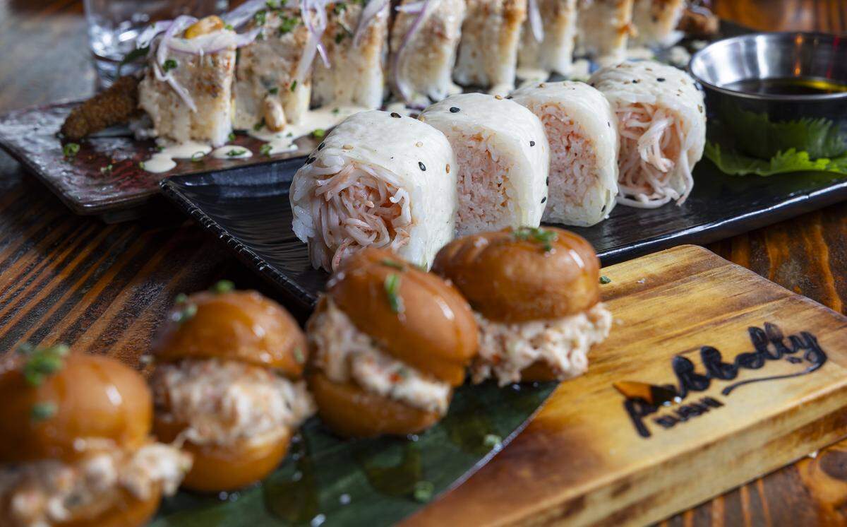 De arriba a abajo: Un rollo de acevichado, un rollo de cangrejo con mantequilla y donas de langosta y cangrejo de Pubbelly Sushi.