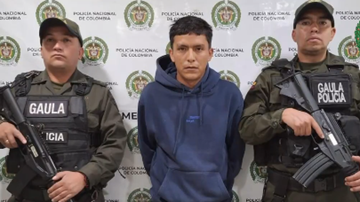 Las autoridades de Colombia anunciaron el jueves la detención de Luis Alfredo Carrillo, alias “Gocho”, integrante del Tren de Aragua señalado de participar en el asesinato en Chile del exmilitar y opositor venezolano Ronald Ojeda, en febrero de 2024.